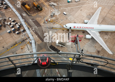 Eine Luftaufnahme von einer Air Canada Passagier Flugzeuge stehen auf dem Rollfeld am Flughafen Heathrow London England Stockfoto