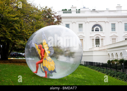 Das weiße Haus auf Halloween. Stockfoto