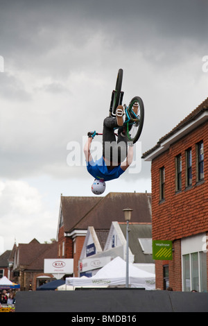 Ein BMX-Fahrer führt einen Purzelbaum. Stockfoto
