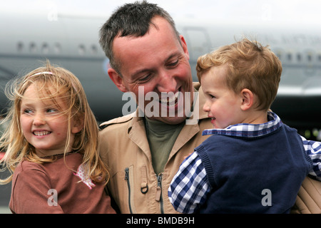 Geschwader-Führer Nathan Giles, Holly Giles (4), Edward Giles (2) Stockfoto