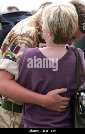 Ein RAF-Flieger wird von seiner Frau umarmte, nach seiner Rückkehr nach Großbritannien von der RAF letzten Einsatz im Irak. Stockfoto