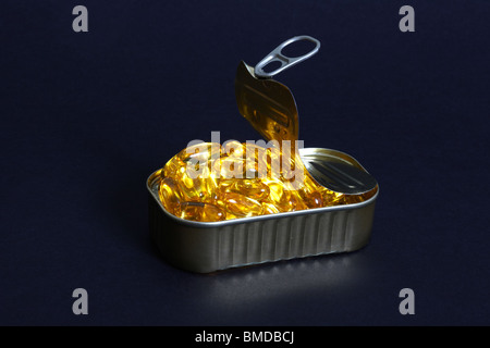 Fischölkapseln in einer offenen Sardine können Stockfoto