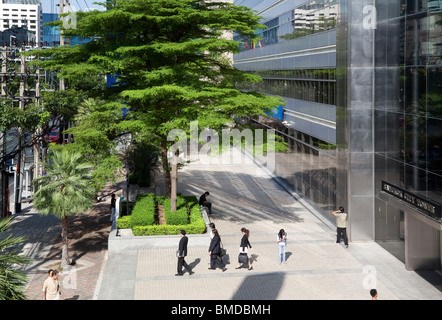 Menschen in Anzügen überqueren der breiten Bürgersteig von Bangkok City Tower aufbauend auf der Sathon Tai Road, Zentrum von Bangkok. Stockfoto