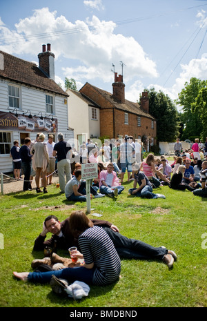 Kunden sitzen außerhalb der Hoop öffentlichen Haus in Essex. Foto von Gordon Scammell Stockfoto