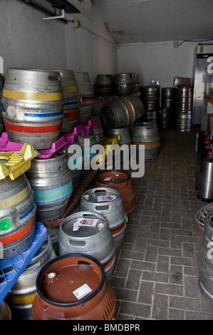 Fässer von real Ale in einem Speicherbereich im Hoop Public House in Essex vorrätig.  Foto von Gordon Scammell Stockfoto