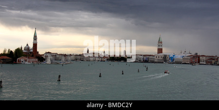 Panorama-Aufnahme von San Giorgio Maggiore im Sonnenuntergang und San Marco Platz, Venedig, Italien, Europa Stockfoto