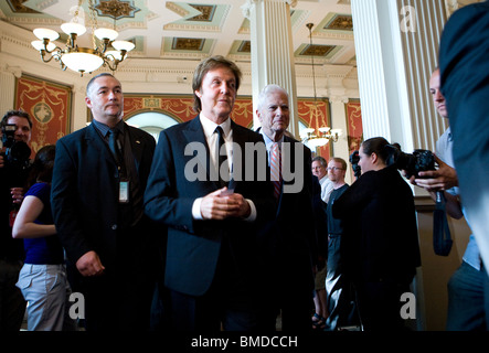 Paul McCartney nimmt Fragen auf einer Pressekonferenz. Stockfoto