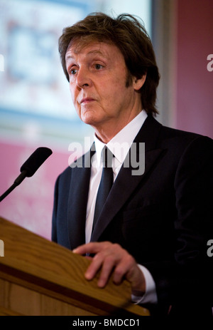 Paul McCartney nimmt Fragen auf einer Pressekonferenz. Stockfoto