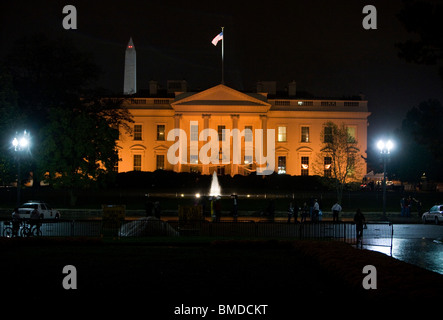 Das weiße Haus auf Halloween. Stockfoto