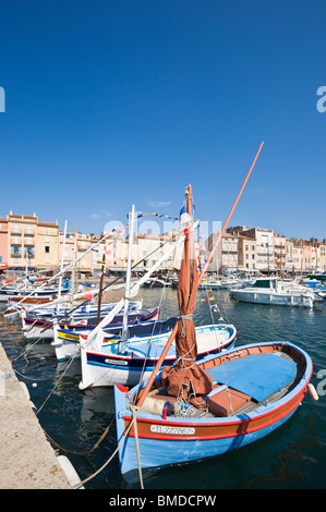 Kleine Segelboote im Hafen von Saint Tropez, Frankreich Stockfoto