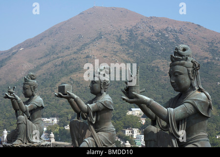 Drei Devas buddhistische Statuen loben und Opfergaben, die Tian Tan Buddha auf Lantau Island, Hong Kong, China. Stockfoto