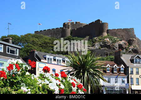 Gorey Dorf und Mont Hochmuts Burg Jersey, Kanalinseln, Großbritannien Stockfoto