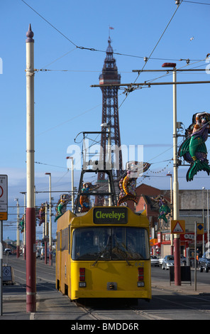 Blackpool Straßenbahn mit Turm im Hintergrund an der Strandpromenade promenade Lancashire England uk Stockfoto