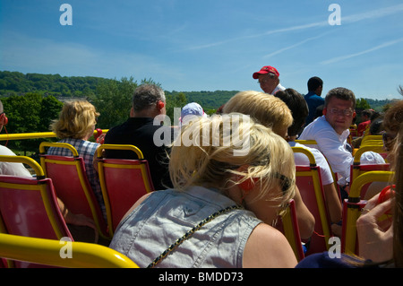 Touristen mit einem offenen Top Sightseeingbus Bad Somerset England Stockfoto