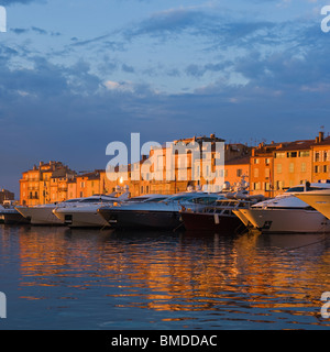 Große Yachten vor Anker im Hafen bei Sonnenuntergang, Saint Tropez, Frankreich Stockfoto