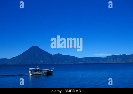 Fähre Boot Kreuzung Lake Atitlan, Guatemala Stockfoto