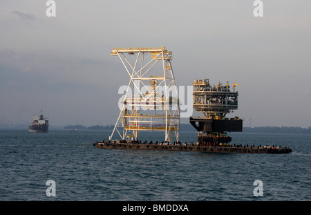 Bohrinsel in einem schwimmenden Hausboot und Öltanker Schiff in der off-Shore der Meere Stockfoto