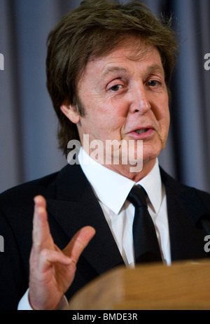 Paul McCartney nimmt Fragen auf einer Pressekonferenz. Stockfoto