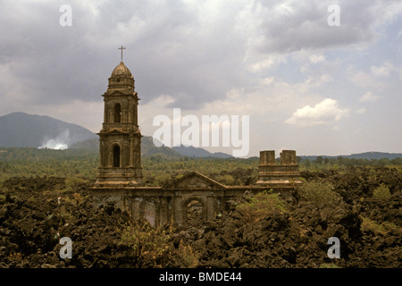 Die zerstörten Templo de San Juan Parangaricutiro Kirche in der Nähe von Angahuan, Michoacan, Mexiko Stockfoto