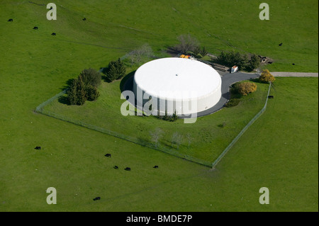 Luftaufnahme über dem großen Wasser Fäkalientank, Sonoma county, California, Rinder eingezäunt bieten Skala Stockfoto