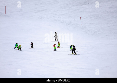 Kleine Kinder und Kursleiter im Ski-Klasse, Alpe Mera, Italien Stockfoto