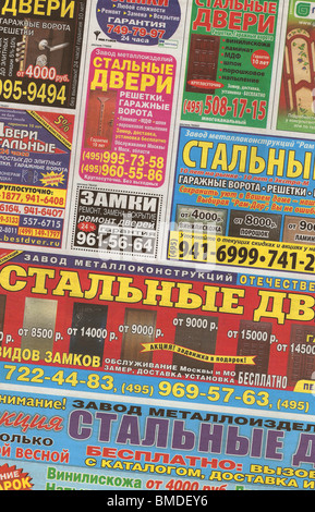 Russische Anzeigen in Gratiszeitung (vertikale Serie in hoher Auflösung) Stockfoto