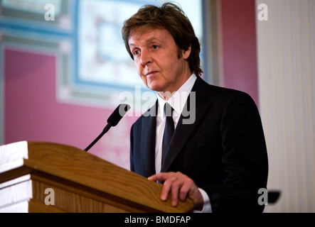 Paul McCartney nimmt Fragen auf einer Pressekonferenz. Stockfoto