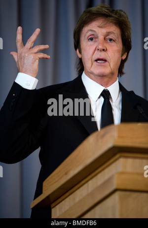 Paul McCartney nimmt Fragen auf einer Pressekonferenz. Stockfoto