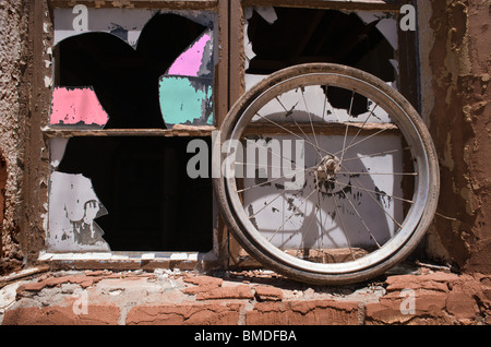 Ein Stillleben, erstellt von einem alten Fahrrad-Rad und Glasscherben in Encino, New Mexico. Stockfoto