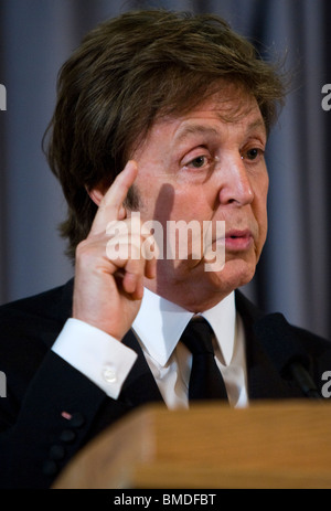 Paul McCartney nimmt Fragen auf einer Pressekonferenz. Stockfoto