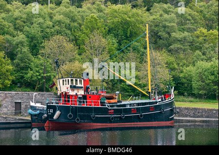 Restaurierte Kugelfisch S.L. Vic 32 vertäut im Crinan Canal-Becken in Crinan Argyll und Bute Schottland Stockfoto