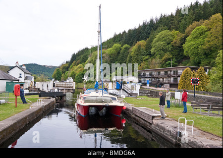 Ein Segelschiff ist Weitergabe der Crinan Canal bei Cairnbaan in Argyll, Schottland durch eine Schleuse Richtung Osten in Richtung Loch Fyne Stockfoto