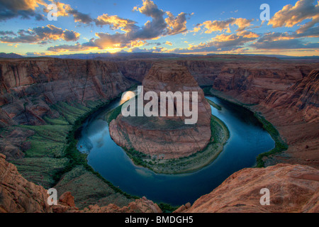 Der Horseshoe Bend in der Nähe von Page Arizona, wo der Fluss Colorado in einem tief kreisförmige Canyon bei Sonnenuntergang läuft Stockfoto