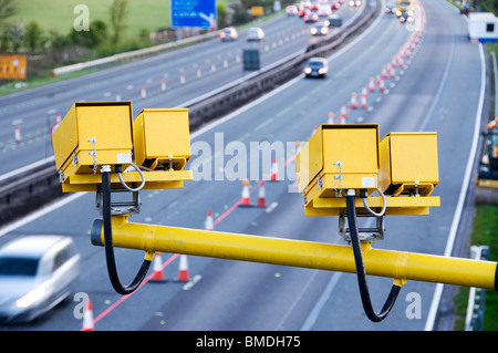 Spezifikationen-Durchschnittsgeschwindigkeit-Kamera auf der M4; Wenn Baustellen mit Kegel auf Spur geschlossen Stockfoto