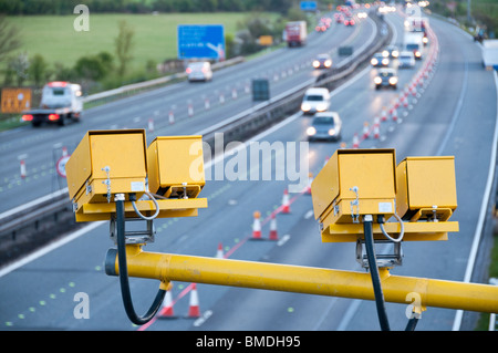 Spezifikationen-Durchschnittsgeschwindigkeit-Kamera auf der M4; Wenn Baustellen mit Kegel auf Spur geschlossen Stockfoto