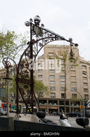 In Barcelona arbeitete eine Floride Laterne im Jugendstil (Spanien). Ein Barcelona, un Lampadaire de Stil Art Nouveau. Stockfoto