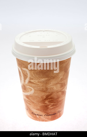 Verfügbare single use Papier Kaffeetasse mit Kunststoff Getränk - durch Deckel auf einem weißen Hintergrund. England Großbritannien Großbritannien Stockfoto
