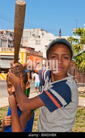 Kleiner Junge glücklich mit Baseball Schläger Porträt im Park in Havana Habana Cuba Stockfoto