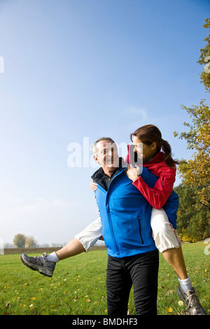 Mann Frau Piggy Back Ride Stockfoto