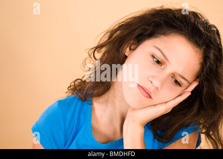 Teenager-Mädchen schiefen Kopf auf der Seite Stockfoto