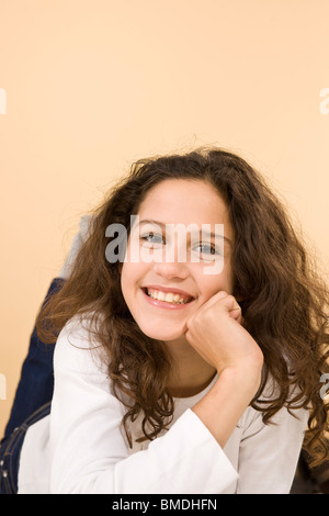 Porträt von Teenager-Mädchen in Studio Stockfoto