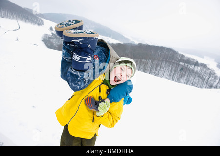 Zwei Jungen spielen im Freien im Winter Stockfoto