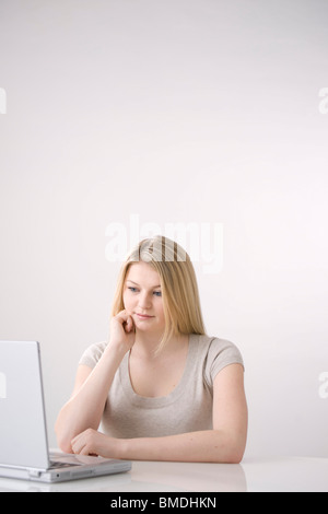 Frau mit Notebook Stockfoto