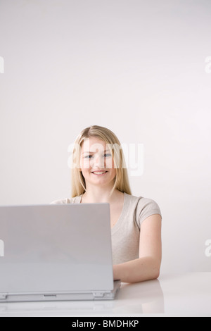Frau mit Notebook Stockfoto