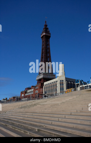 Blackpool Tower und neue Schritte von Meer und Promenade Meer Abwehrkräfte Lancashire England uk Stockfoto