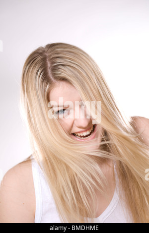 Blonde Frau im Studio Stockfoto