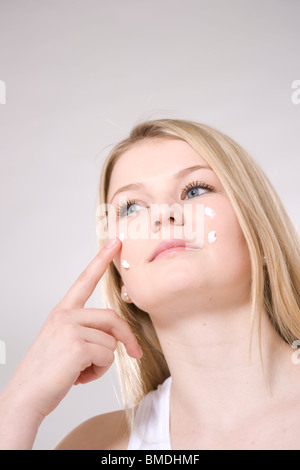Frau Gesicht Hautcreme zuweisen Stockfoto