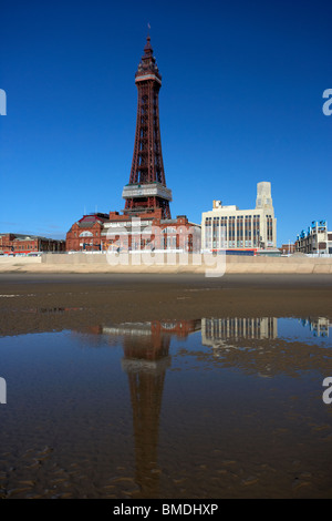 Reflexion der Blackpool Tower und Strandpromenade Promenade im Pool am Strand Lancashire England uk Stockfoto