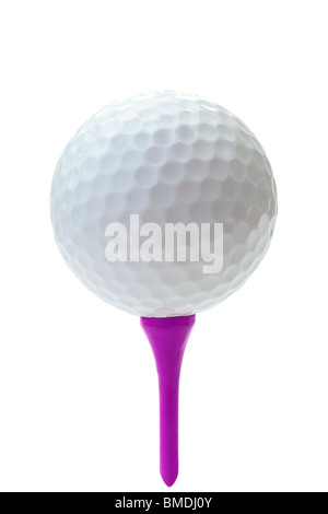 Golfball hautnah auf einem lila t-Shirt auf weißem Hintergrund Stockfoto