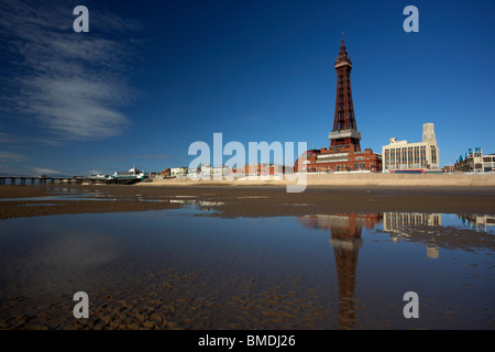 Reflexion der Blackpool Tower und Strandpromenade Promenade im Pool am Strand Lancashire England uk Stockfoto